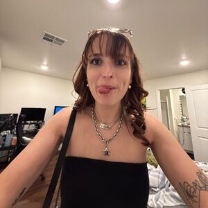 Meet your Posher, Caitlin